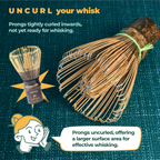 Illustration of a curled Dark Matcha Bamboo Whisk (100 Prongs) with instructions to uncurl, ideal for ceremonial Matcha tea preparation. Features a character highlighting optimal whisking—a unique gift idea for tea enthusiasts.